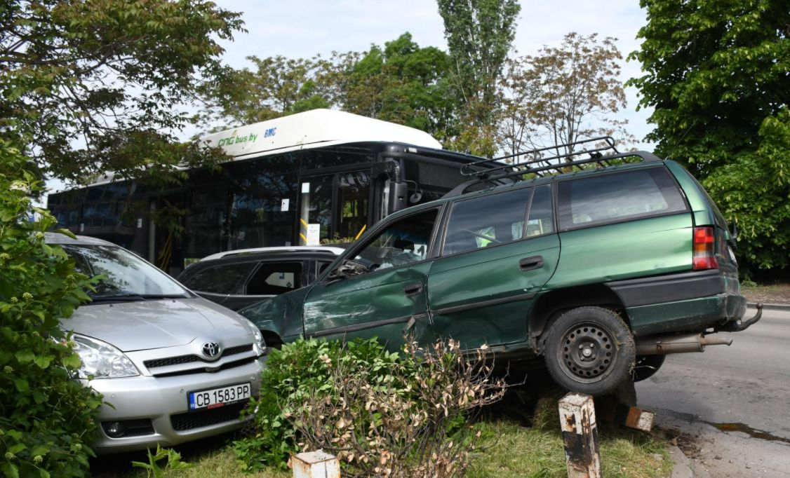 Шофьор на кола, пометена в мелето с автобус в София, разказа за ужаса 