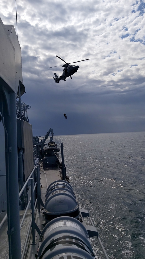 Екшън в Черно море: Наши военни кораби отразяват асиметрични заплахи от въздушен и надводен противник СНИМКИ
