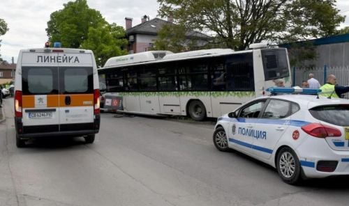 Камера улови какво шокиращо нещо е направил шофьорът на автобуса от мелето със 7 коли в София ВИДЕО