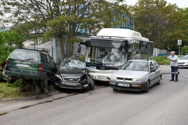 Камера улови какво шокиращо нещо е направил шофьорът на автобуса от мелето със 7 коли в София ВИДЕО