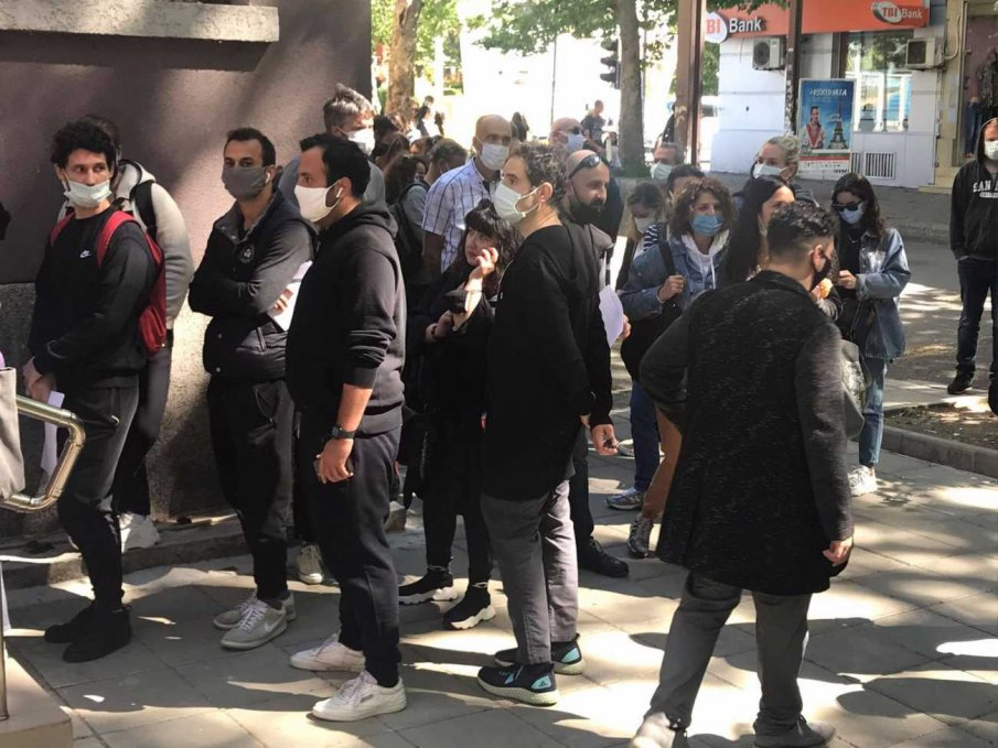 Напрежение: Пришълци от Турция с БГ паспорти са окупирали "зеления коридор” в Бургас ВИДЕО