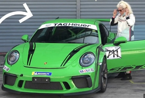 Смайващо ВИДЕО: Пенсионерка подкара бясно Porsche 911 GT3 RS