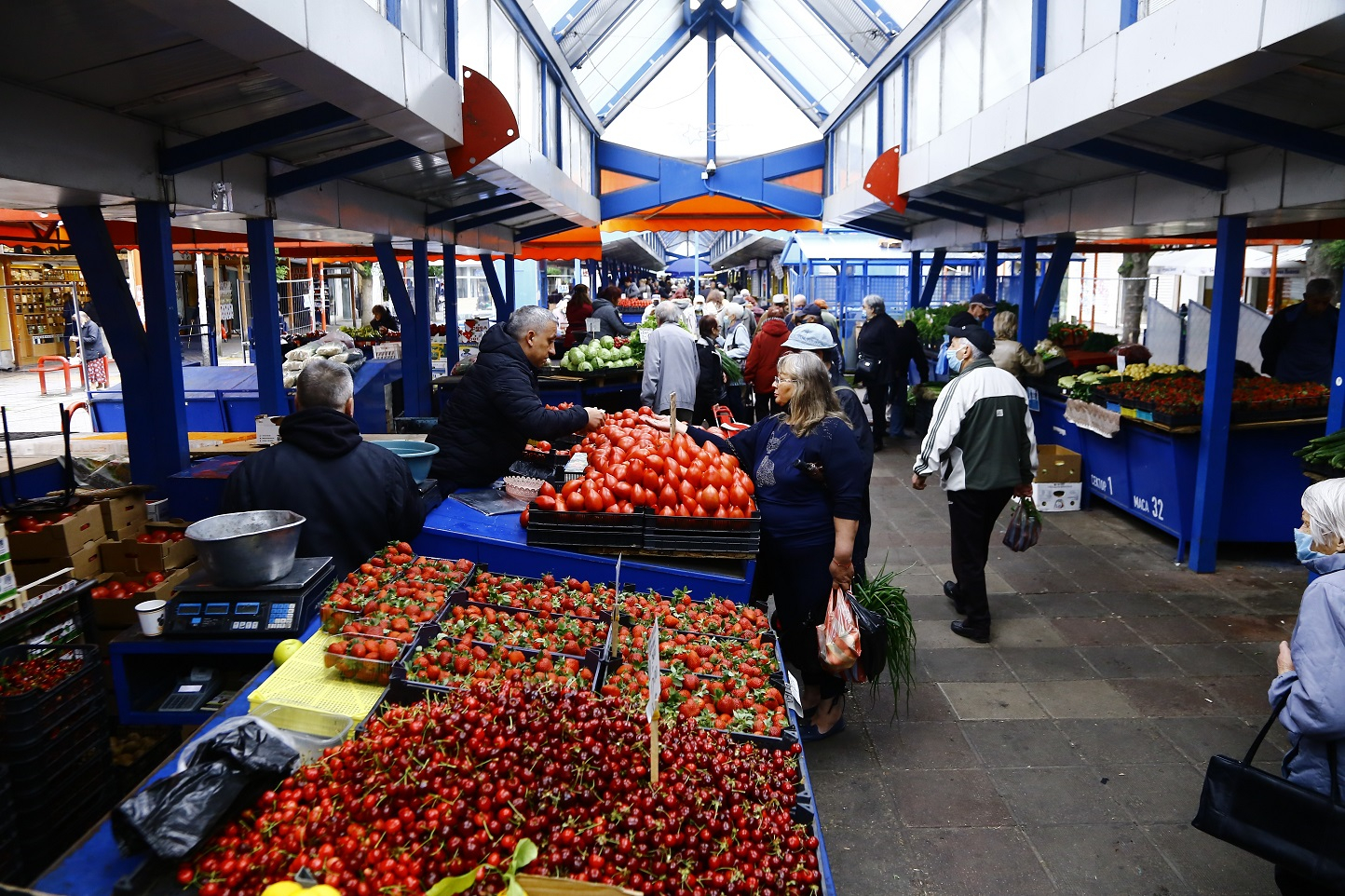 Ето защо черешите на пазара са "златни", страшен удар за българските плодове