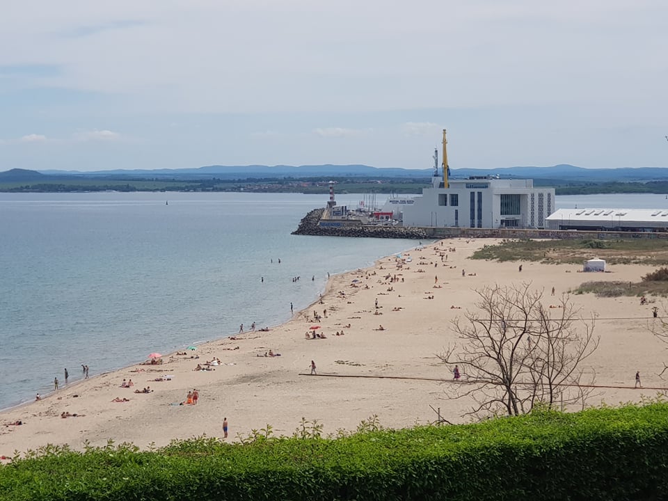 Не е за вярване какво се случва на плажовете в Бургас