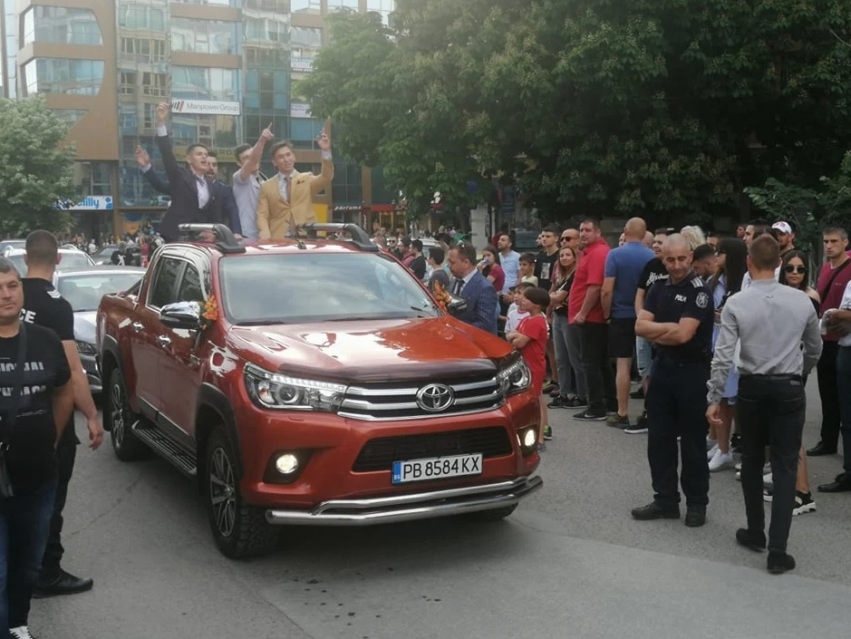 Луксозните возила засенчиха лъскавите рокли на абитуриентките в Пловдив СНИМКИ