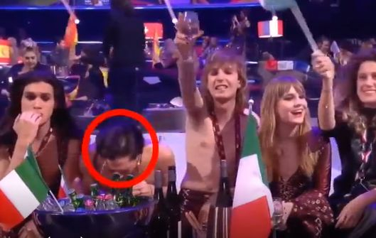 Вокалът на групата победител на "Евровизия" с изненадващ ход насред наркоскандала