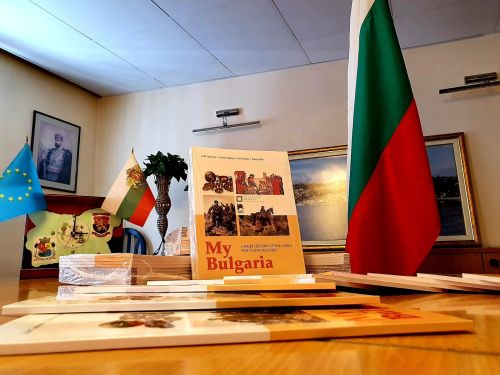 Джамбазки раздава помагало по българска история на колегите си в Европейския парламент по случай 24 май
