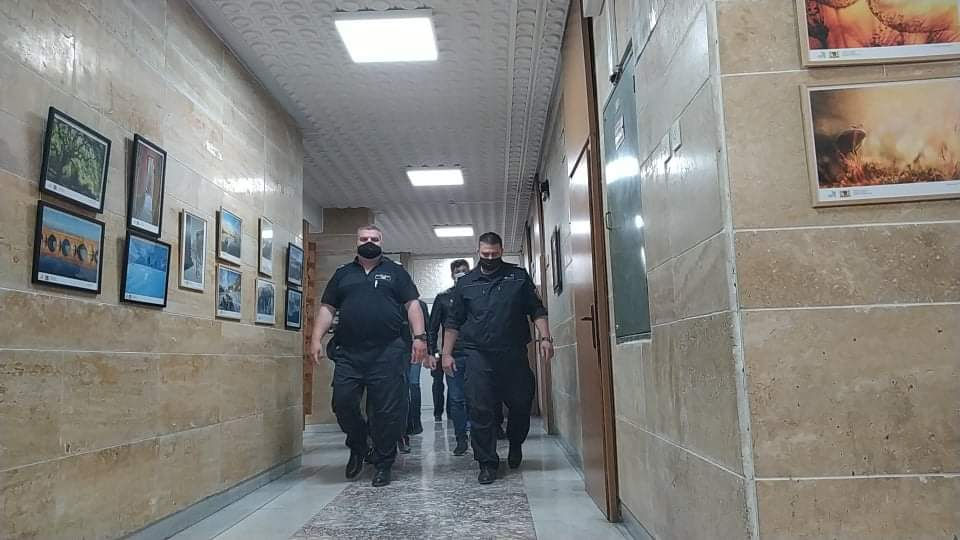 С белезници пристигнаха в съда закопчаните пловдивски ченгета СНИМКИ
