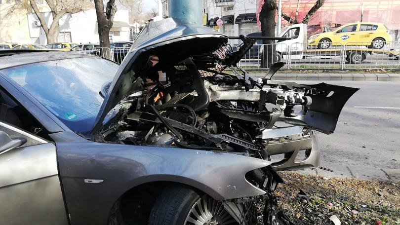 Сигнал до БЛИЦ: Автомобил изви стълб в София 