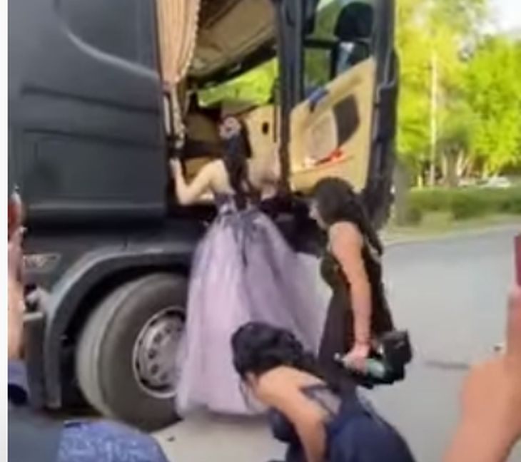 Най-секси тираджийката в Бургас изпрати абитуриентка с влекач ВИДЕО