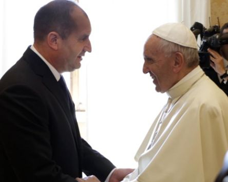 Радев излезе от среща с папа Франциск и заговори за дявола, влизащ в човека през джоба му 