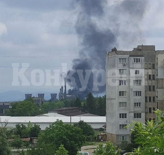 Голям пожар в бивш завод във Враца 