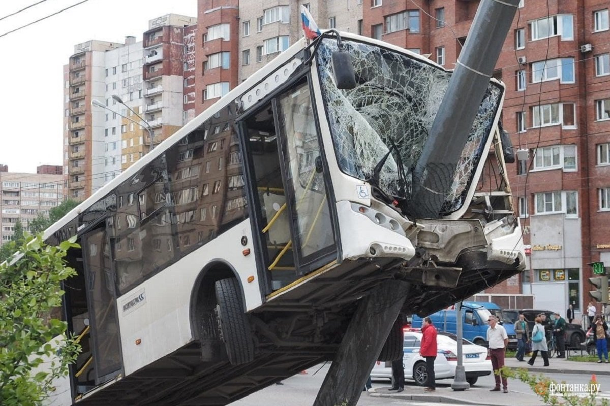 Зрелищни ВИДЕА: Автобус се вряза в осветителен стълб и увисна над земята
