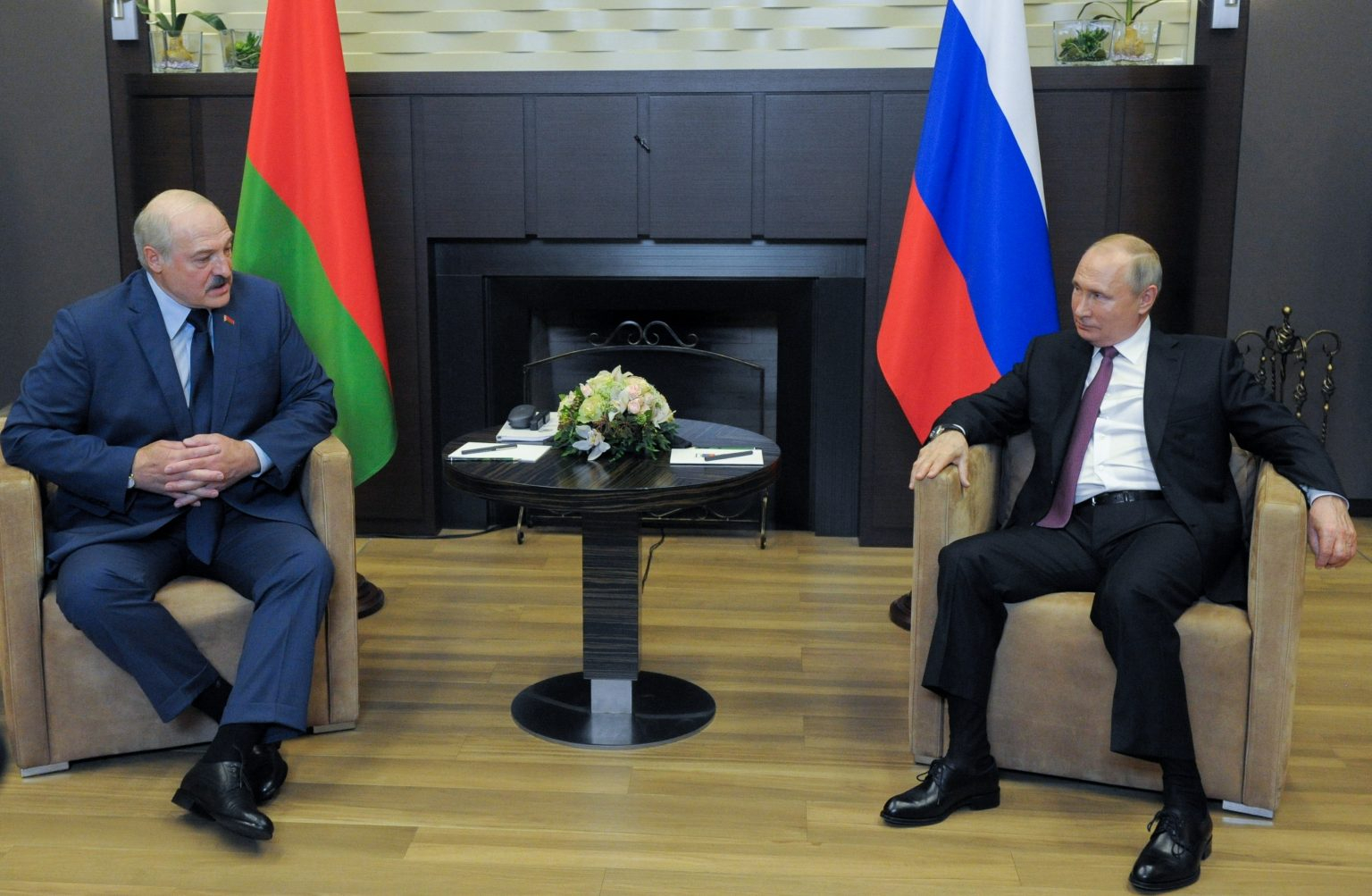 Путин обеща да защити Лукашенко