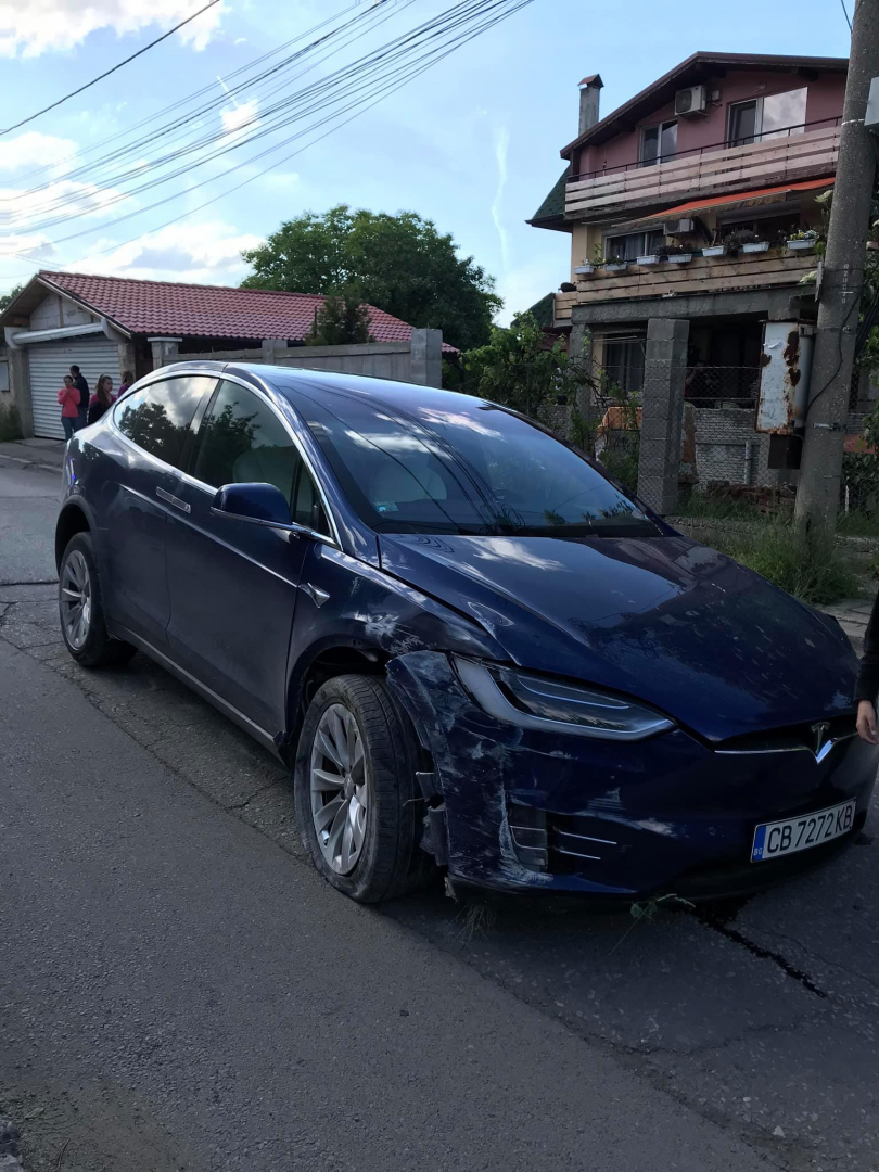 Мистерия обви тежка катастрофа с тузарска Тесла в София СНИМКИ
