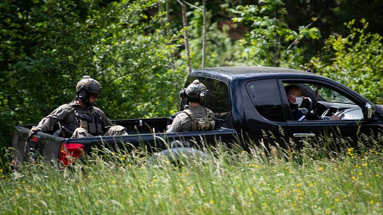 Елитни командоси гонят с хеликоптери опасен въоръжен мъж във Франция