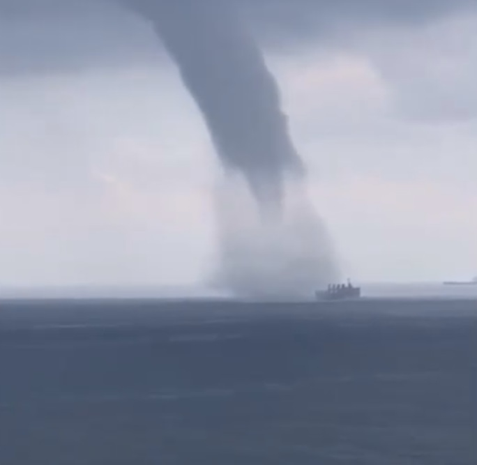 Изумително: Кораб попадна в торнадо и ето какво се случи ВИДЕО