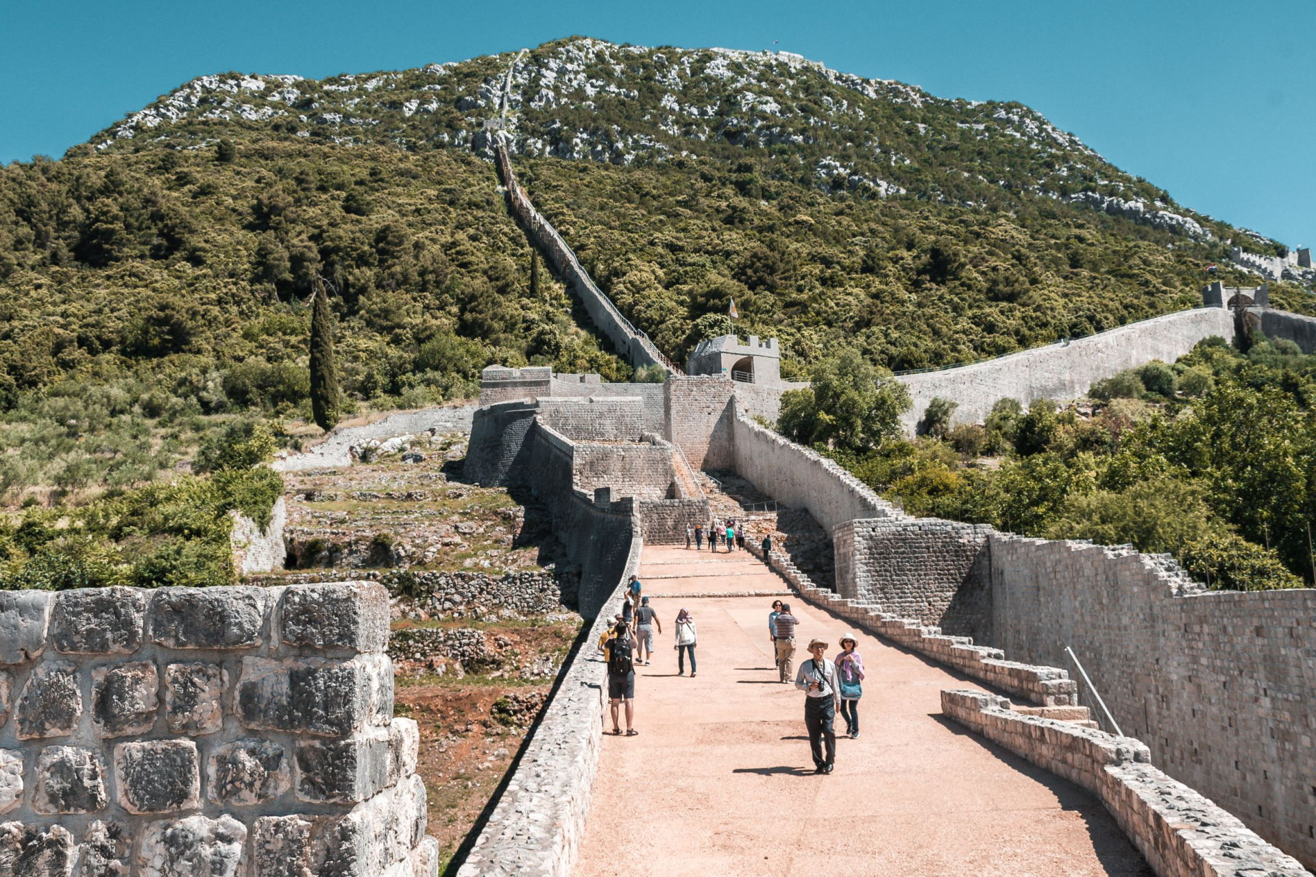 Най-дългата крепостна стена в Европа – щит срещу османците, превзета от туристите