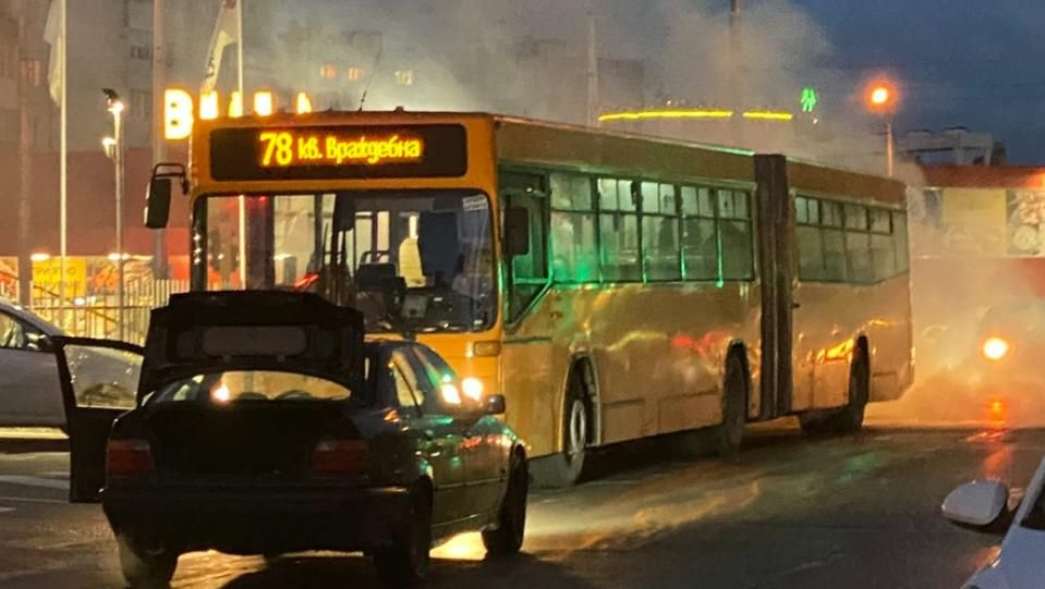 Огнен инцидент с автобус на градския транспорт в столицата ВИДЕО