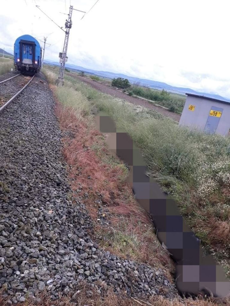 Опасен инцидент с бързия влак Бургас-София СНИМКИ