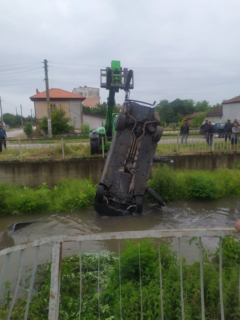 Пиян водач се обърна с колата си в р. Сребра СНИМКИ