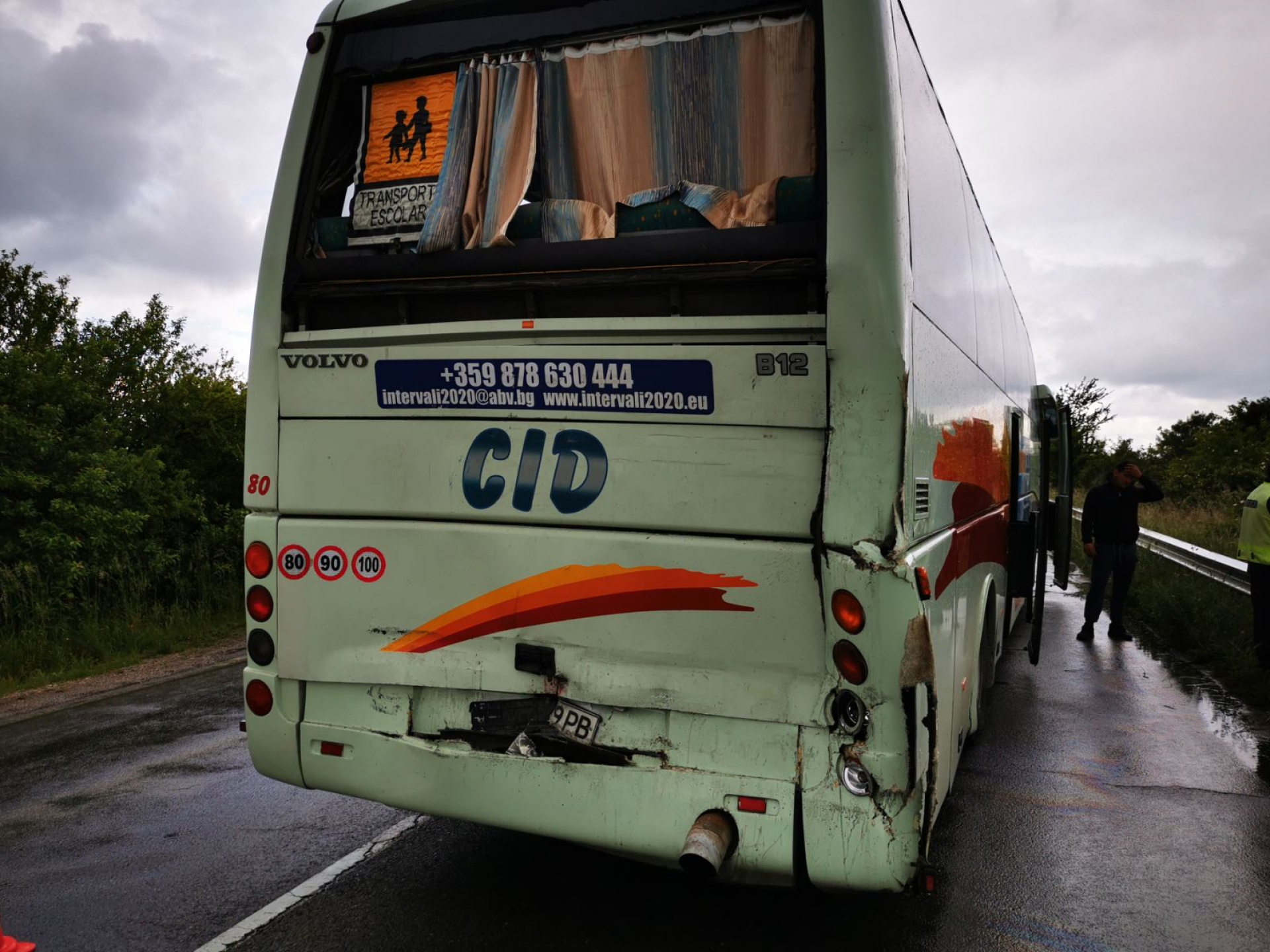 Първа СНИМКА от катастрофата с училищен автобус край София