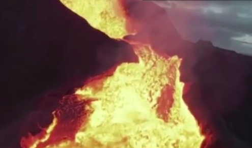 Блогър засне невиждано досега ВИДЕО на изригващ вулкан