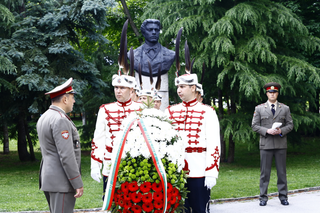 Фоторепортаж в БЛИЦ! България почете Ботев и делото му