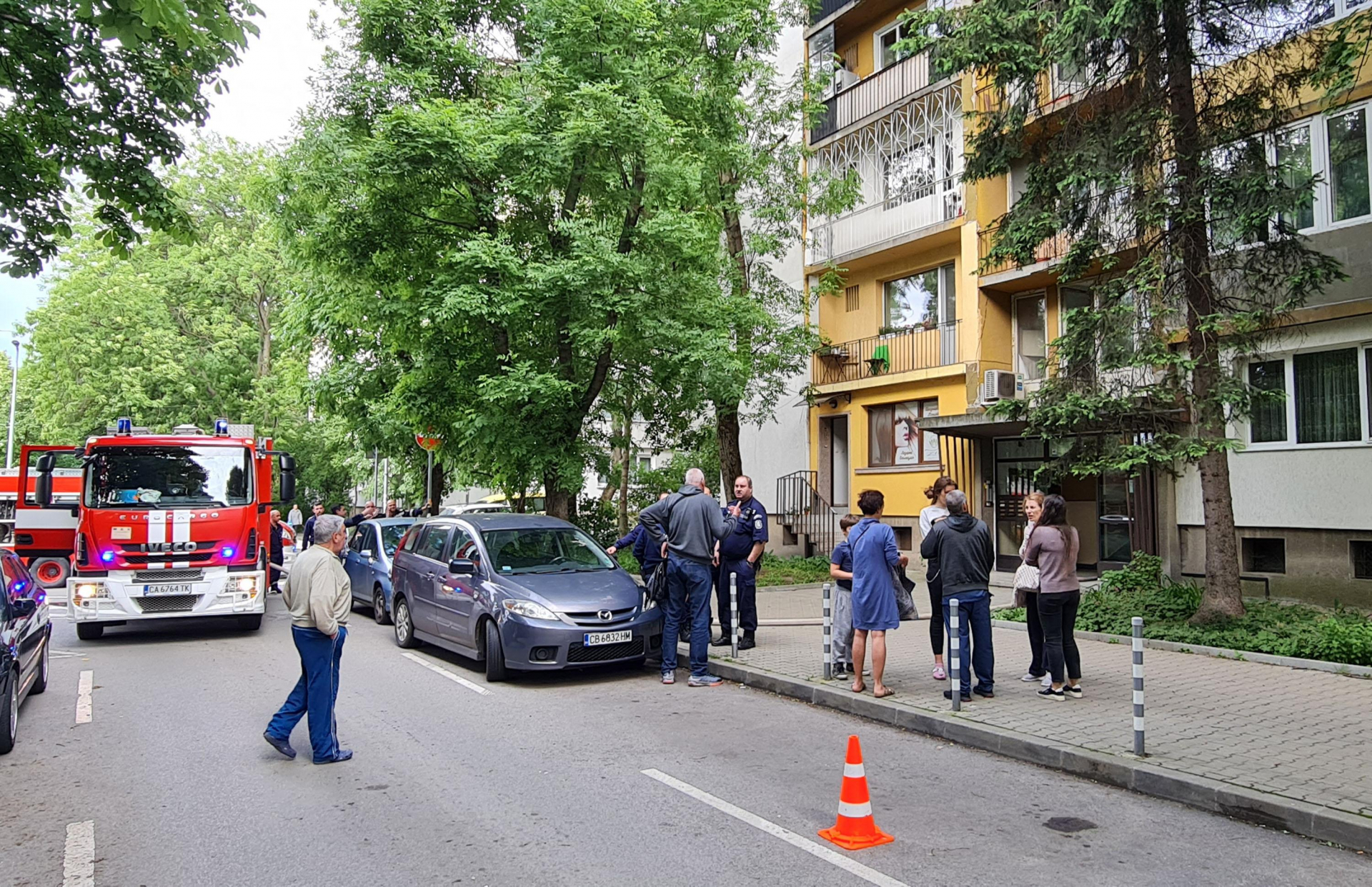 Огнен ад в жилищен блок в София, блокиран е булевард