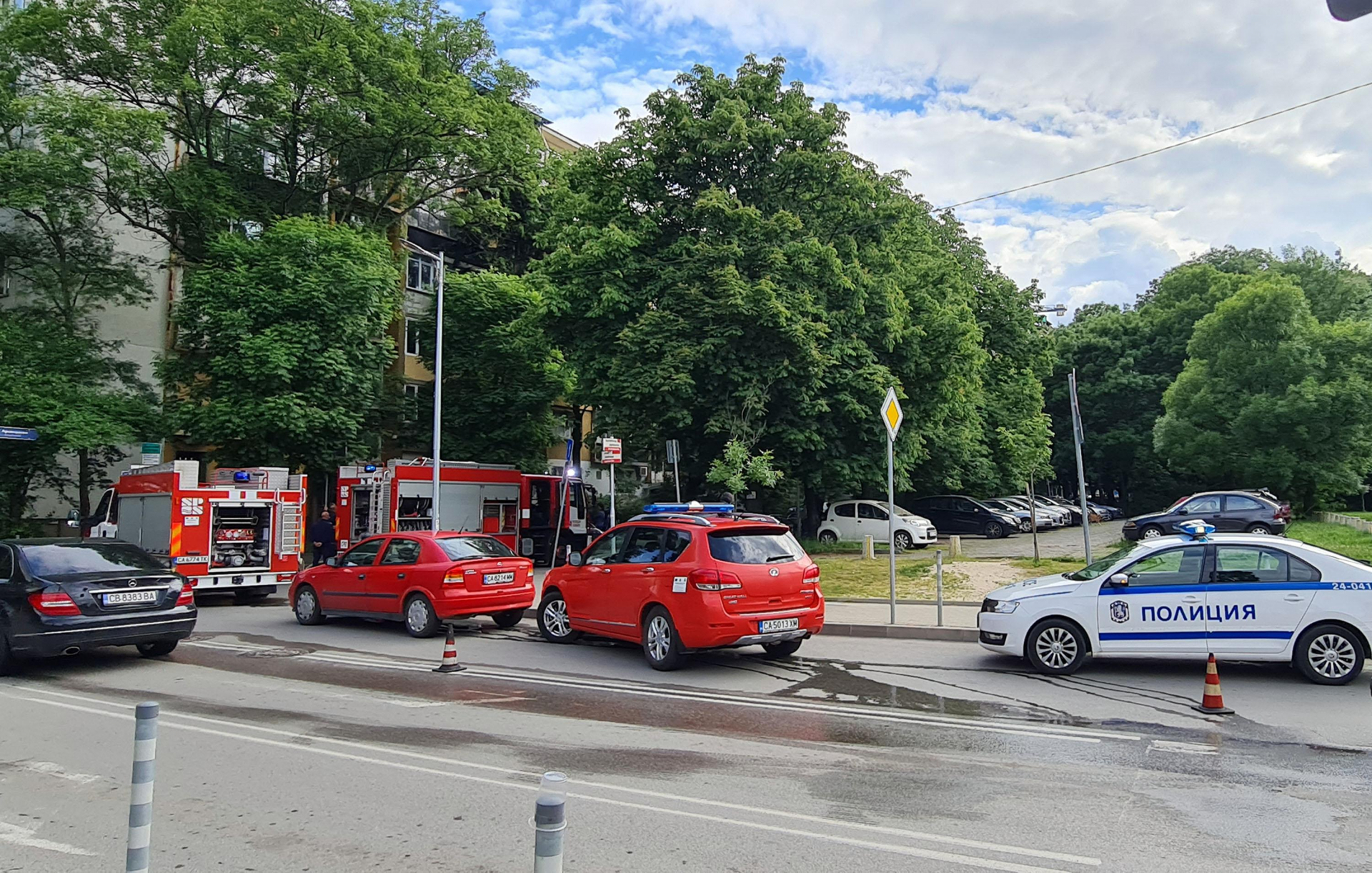 Огнен ад в жилищен блок в София, блокиран е булевард