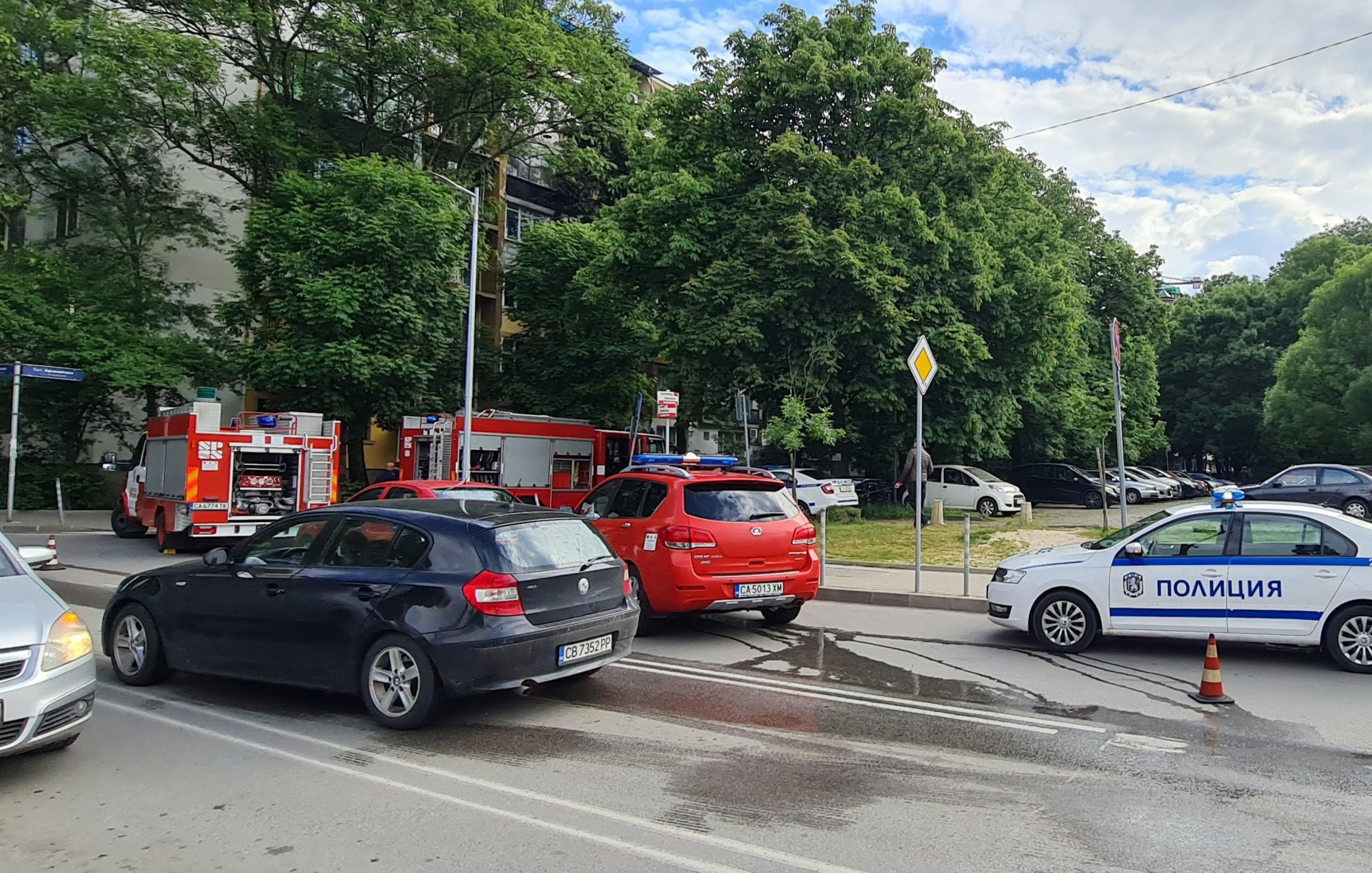 Огнен ад в жилищен блок в София, блокиран е булевард