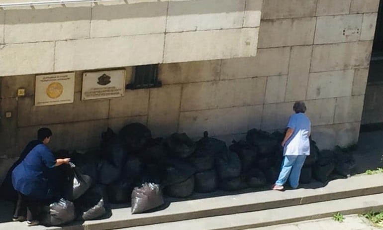СНИМКИ: Черни чували се изнасят от задния вход на МВР, докато тече прокурорска проверка