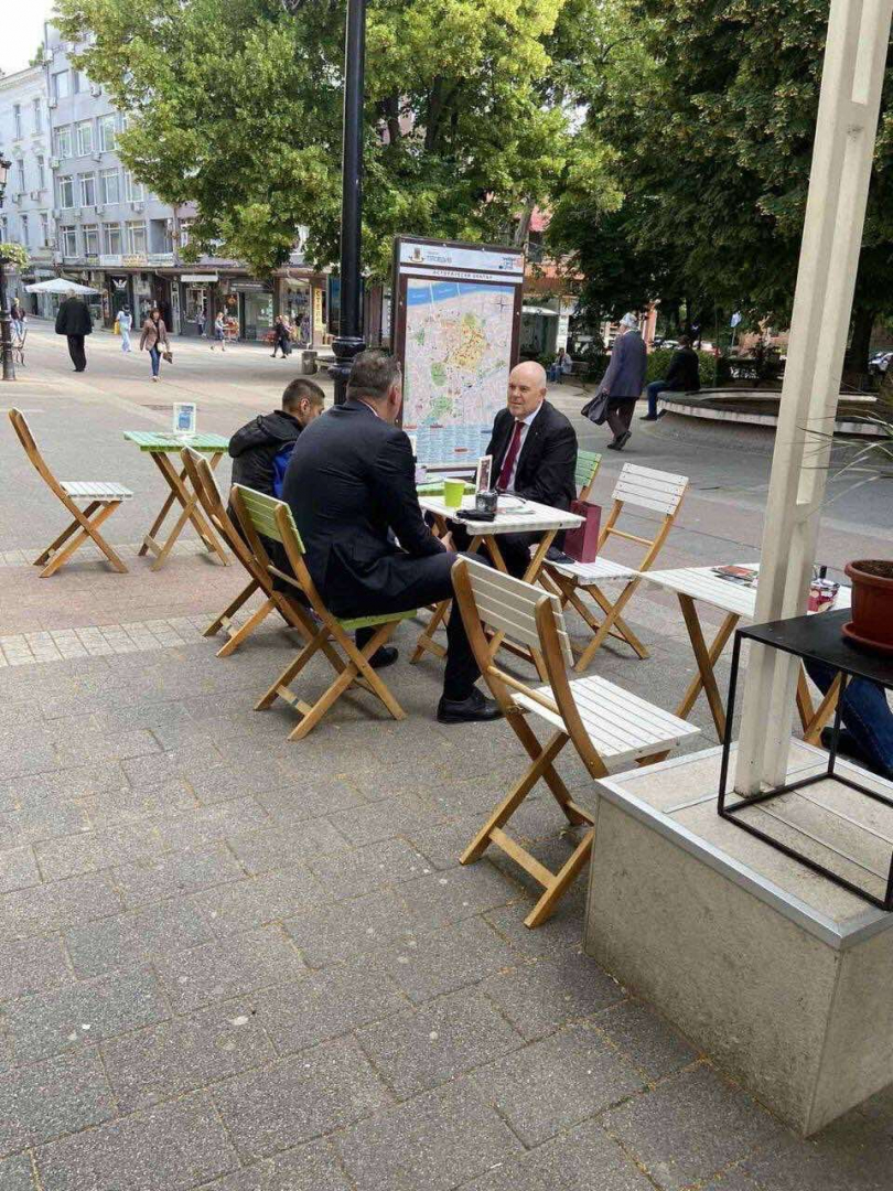 Иван Гешев отиде тайно в Пловдив и седна на кафе с... СНИМКИ