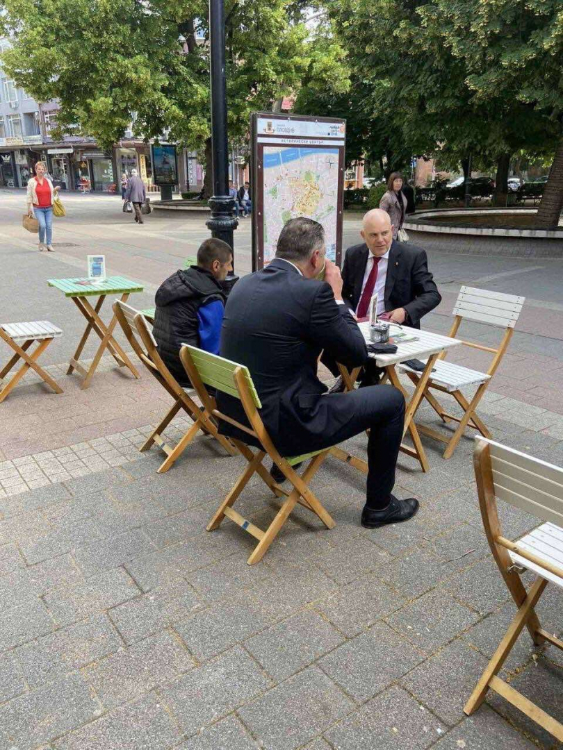 Иван Гешев отиде тайно в Пловдив и седна на кафе с... СНИМКИ