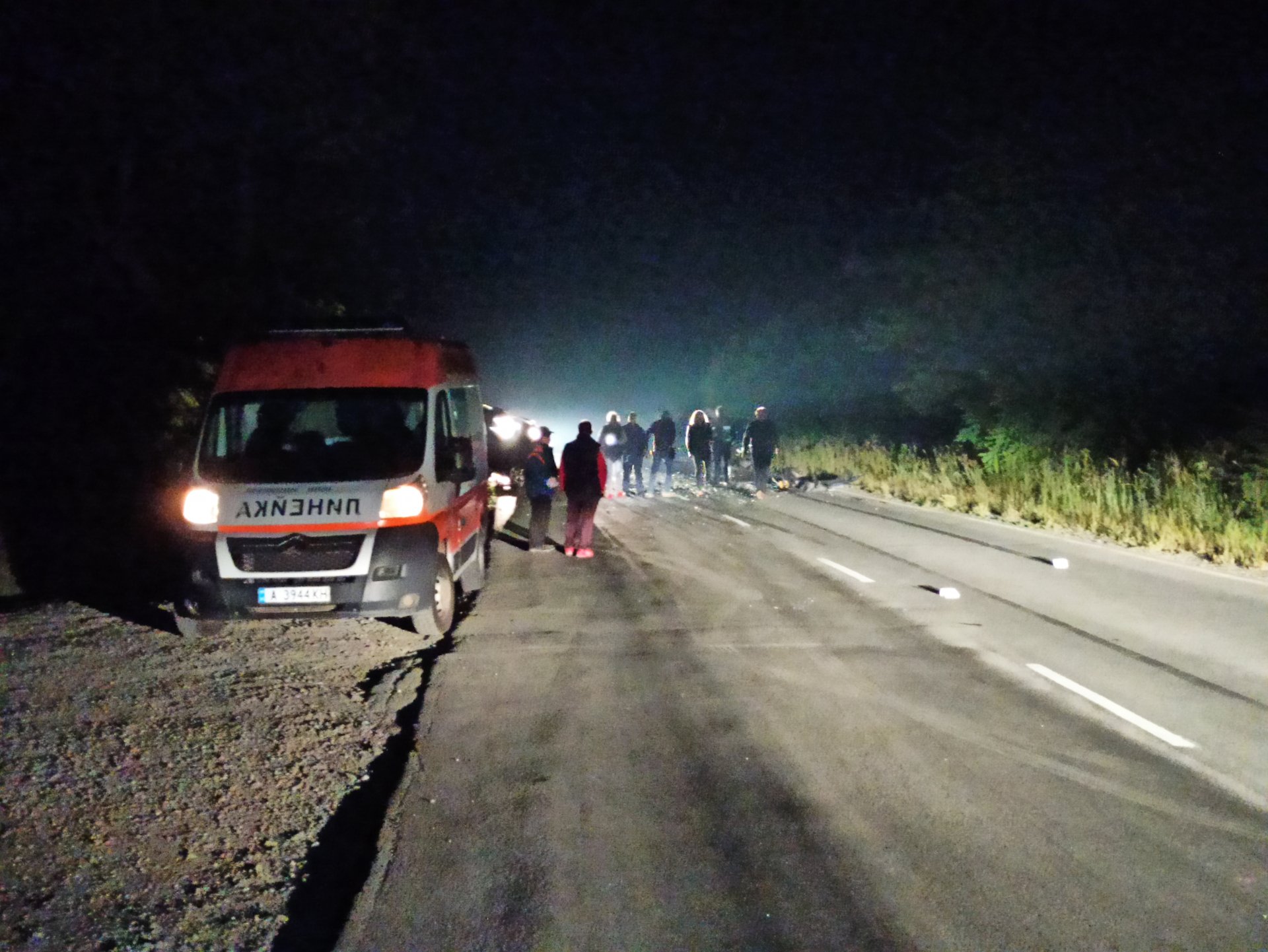 Ад по тъмна доба в Бургас: Кола се разцепи на две след катастрофа, има загинал и ранени