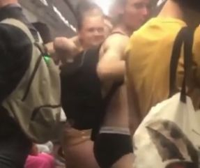 Полуголи пътници си спретнаха зрелищно парти в метрото ВИДЕО