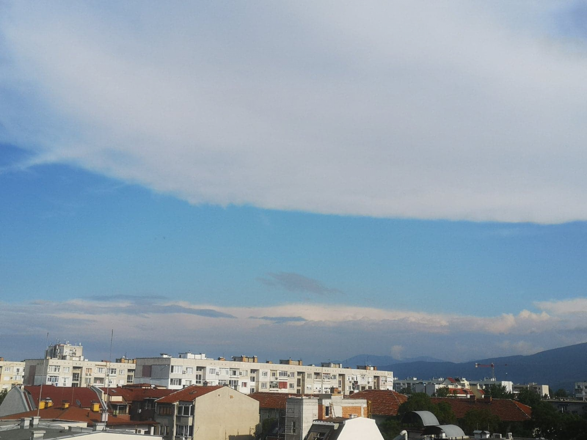 Пловдивчани гледат небето и се питат: Извънземните ли идват? СНИМКИ