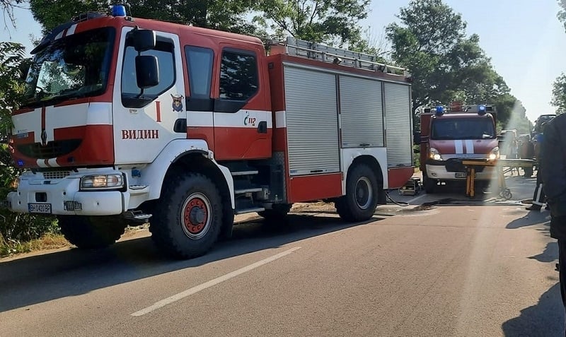 Адски сблъсък между кола и автовоз окървави Видинско СНИМКИ