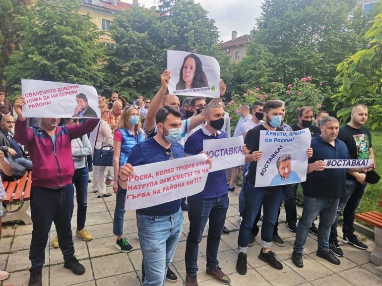 Протестиращи искат оставката на скандалната кметица на "Красно село" СНИМКИ