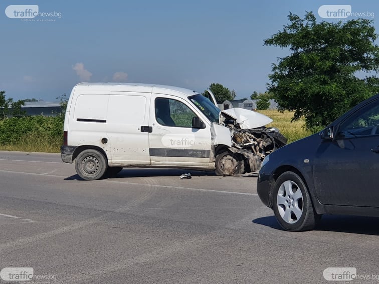 Двама в болница след адски сблъсък на бус с микробус край Пловдив