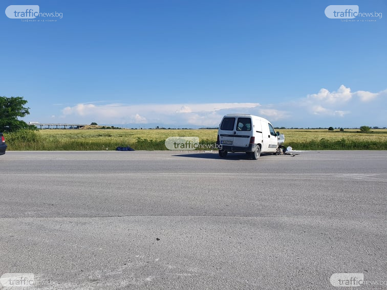 Двама в болница след адски сблъсък на бус с микробус край Пловдив