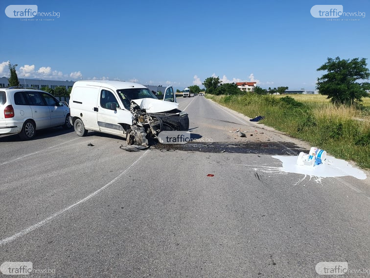 Двама в болница след адски сблъсък на бус с микробус край Пловдив