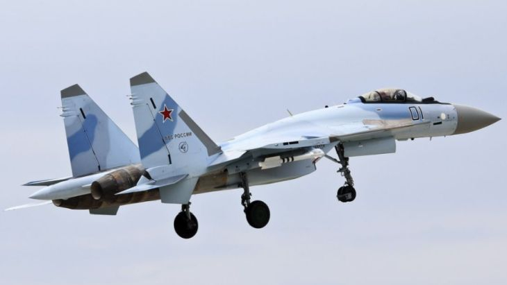 Напрежение е небето! Изтребител Су-35 съпроводи американски военен самолет далеч от... ВИДЕО