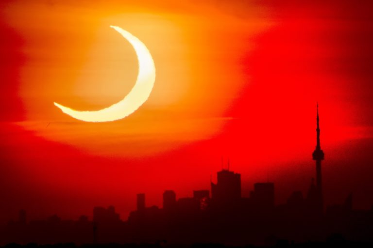 Северна Америка наблюдава слънчево затъмнение СНИМКИ