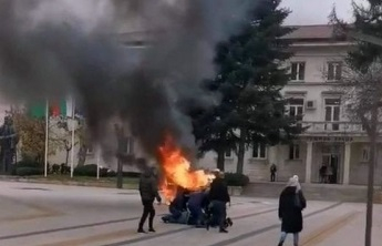 Лоши новини за пиромана, запалил колата си пред община Враца