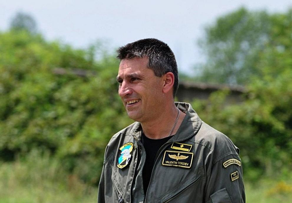 Съпругата на загиналия пилот разплака България с прощалните си думи към него
