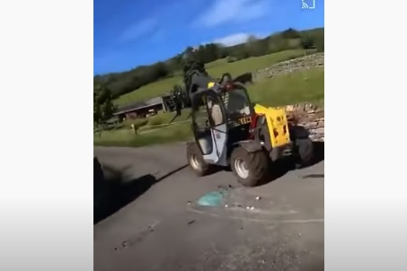 Зрелищни ВИДЕА: Побеснял фермер потроши кола на туристи с мотокара си
