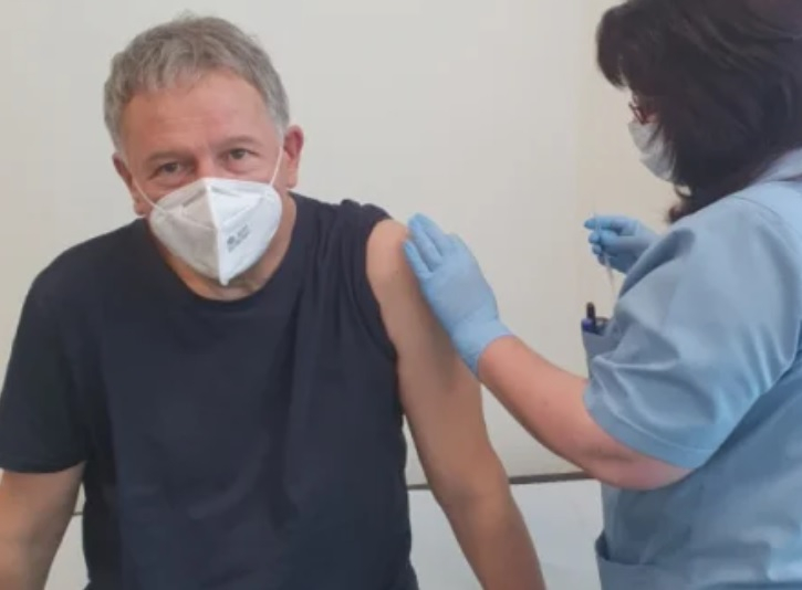 Министър Кацаров най-после се ваксинира и се оправда защо не го е направил досега