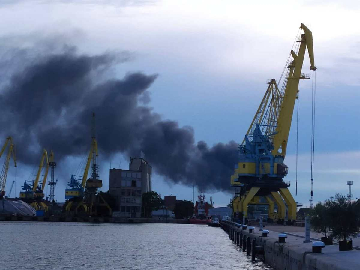Извънредна ситуация на бургаската Морска гара, черни облаци дим закриха небето СНИМКА 