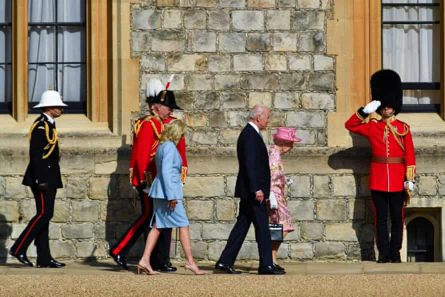 Байдън пи чай с кралица Елизабет, тя го разпитвала за.... СНИМКИ